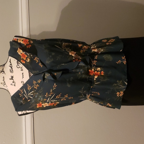 Sleeveless blouse with ruffles - Picture 2 of 2